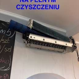 Patryk Budziszewski - Serwis klimatyzacji w Markach: rozłożona jednostka wewnętrzna podczas czyszczenia. Widoczne elementy: wentylator i wymiennik ciepła.