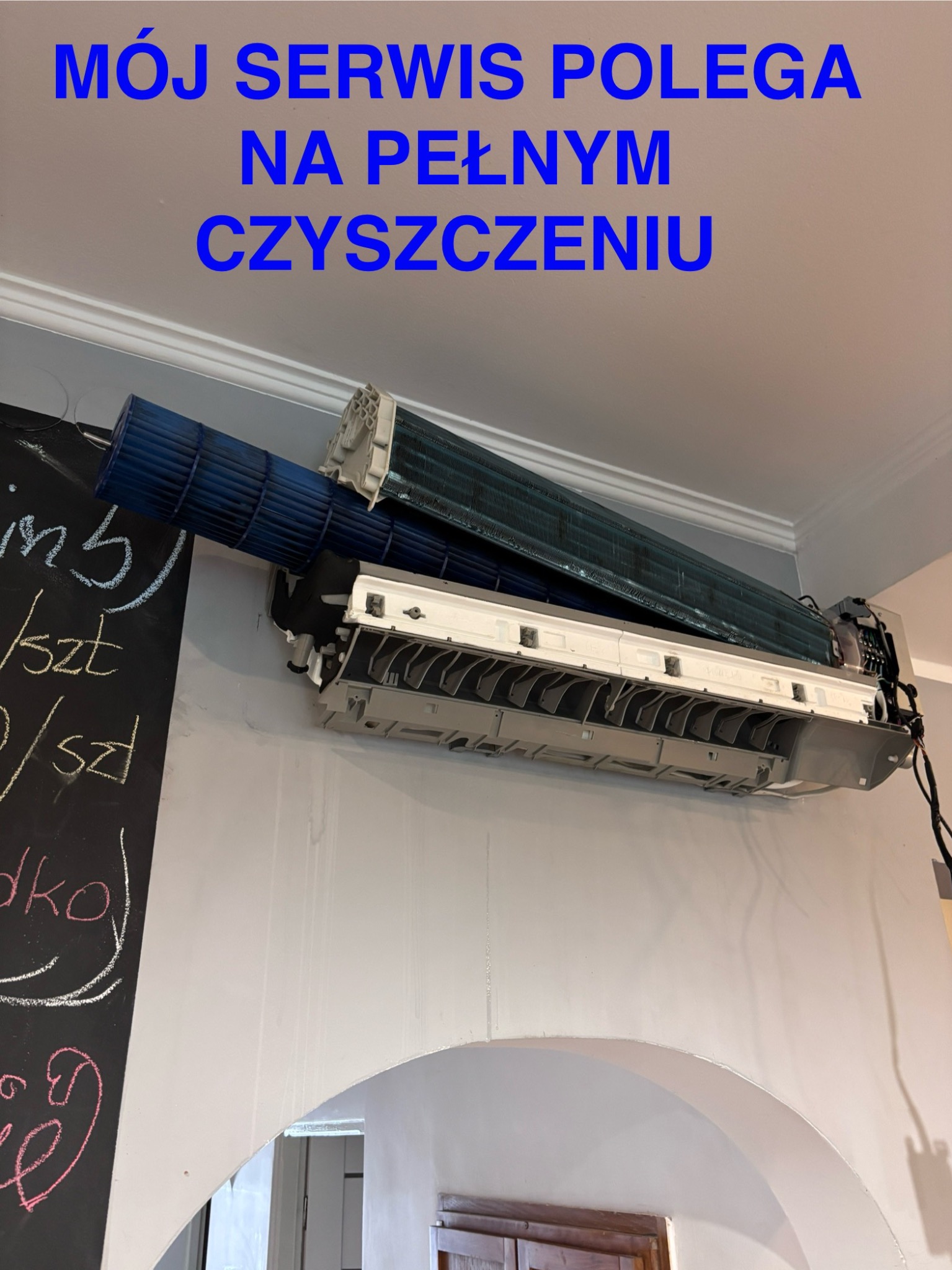 Serwis klimatyzacji w Markach: rozłożona jednostka wewnętrzna podczas czyszczenia. Widoczne elementy: wentylator i wymiennik ciepła.