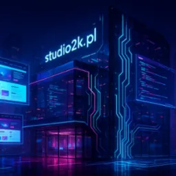 Nowoczesny budynek firmy studio2k.pl w Nysie z neonami i ekranami prezentującymi kod oraz strony internetowe na tle nocnego miasta.