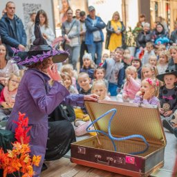 Tworzymy i wystawiamy spektakle dla najmłodszych – opowiadając historie, które bawią, edukują i inspirują. Współpracujemy z instytucjami kultury oraz dużymi firmami, którym, tak jak i nam, zależy na uśmiechach najmłodszych!