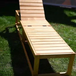 Ławka drewniana z możliwością rozłożenia na leżak.