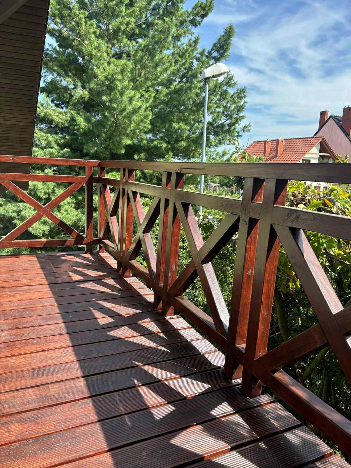 Wykonanie balkonu, wymiana desek oraz balustrady.