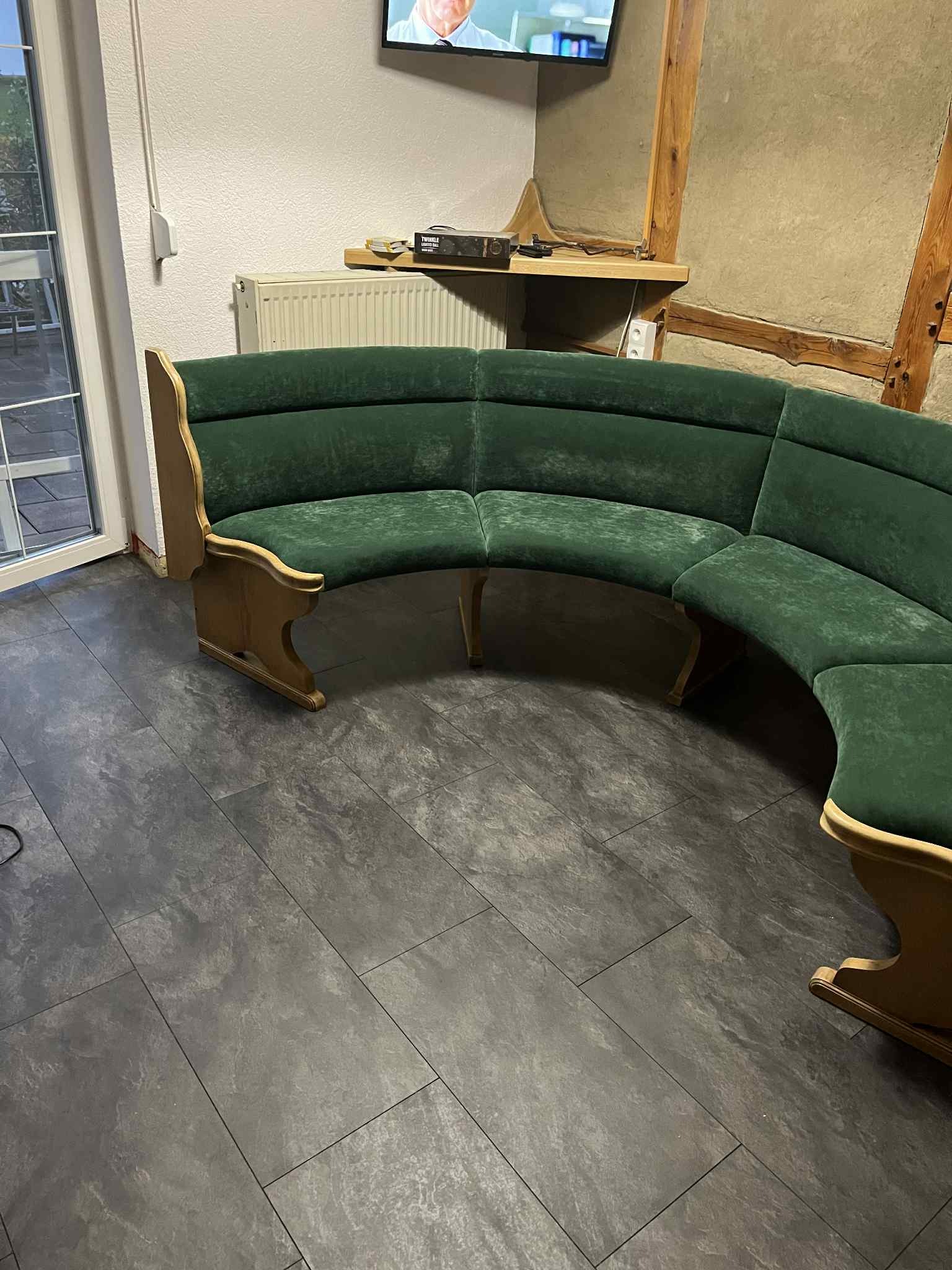 Renowacja ławy kuchennej wraz z wymianą materiału oraz odnowieniem elementów drewnianych.