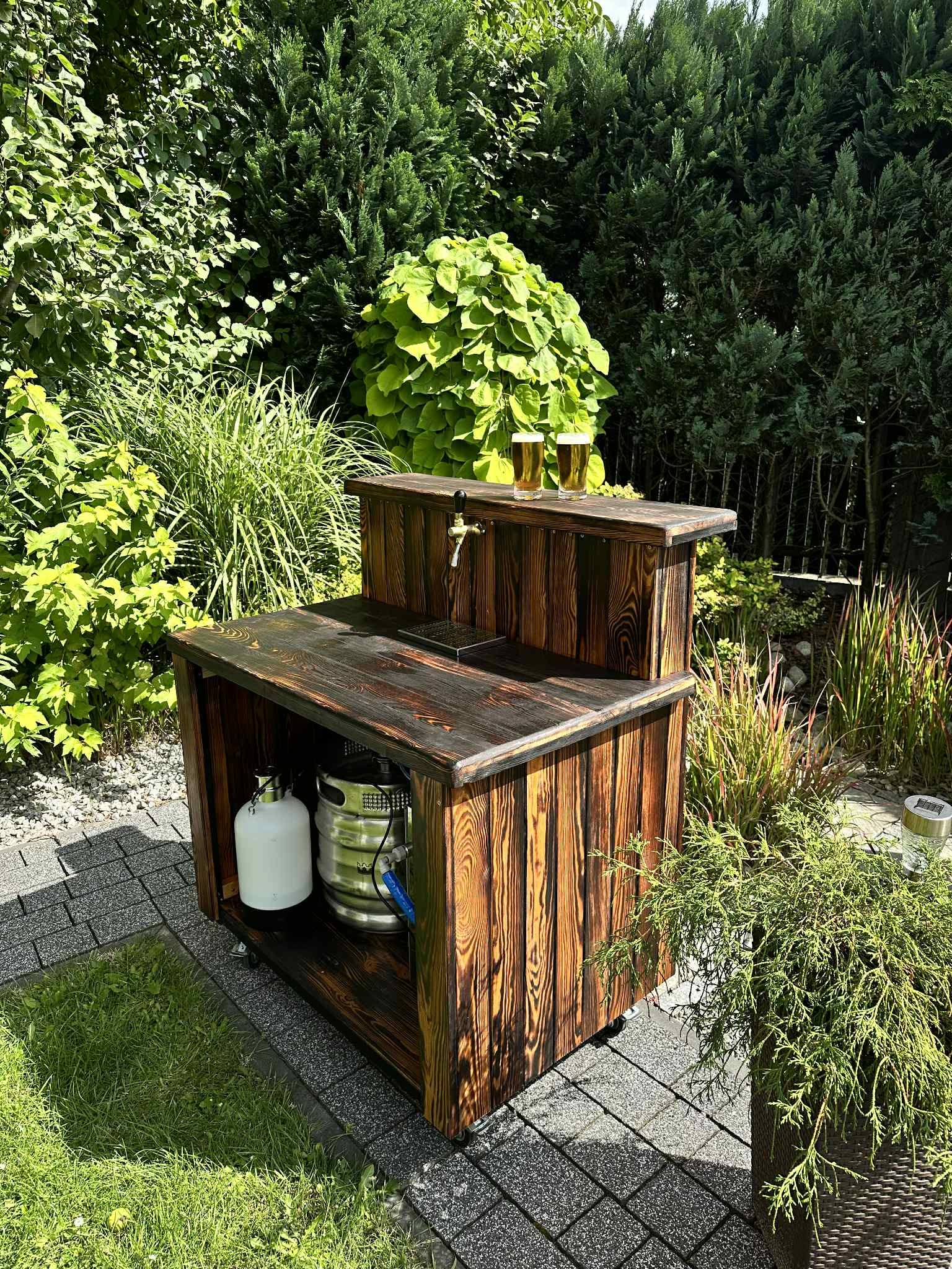 Rollbar ogrodowy do lania piwa czy innych napoi wraz z całym wyposażeniem.