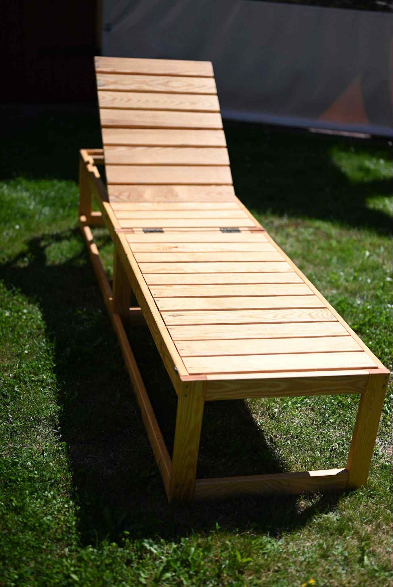 Ławka drewniana z możliwością rozłożenia na leżak.
