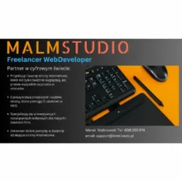 Minimalistyczne biurko grafika z tabletem, klawiaturą i myszką na pomarańczowym tle, obok wizytówka Malmstudio z ofertą tworzenia stron internetowych.