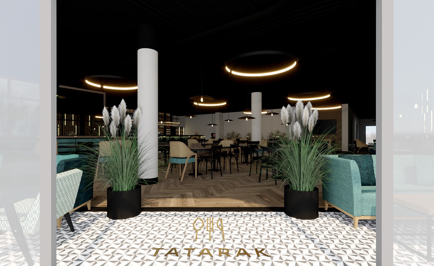 Wnętrze restauracji 'Tatarak' z ciemnym sufitem, okrągłymi lampami, roślinami w donicach i wzorzystą podłogą. Widok na stoliki i krzesła w głębi.