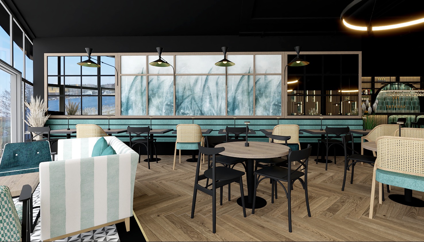 Wnętrze kawiarni z drewnianą podłogą w jodełkę, stolikami z czarnymi krzesłami i kanapami w biało-turkusowe pasy. W tle okna z widokiem na morze i dekoracje roślinne.