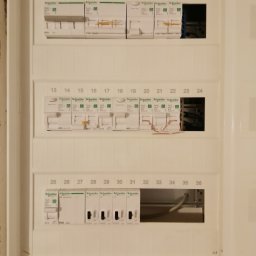 Przykładowa rozdzielnia natynkowa wraz z prowizorycznym zabezpieczeniem obwodów przed włączeniem napięcia zabezpieczeniem, końcówki przewodów na których może pojawić się napięcie również zabezpieczone