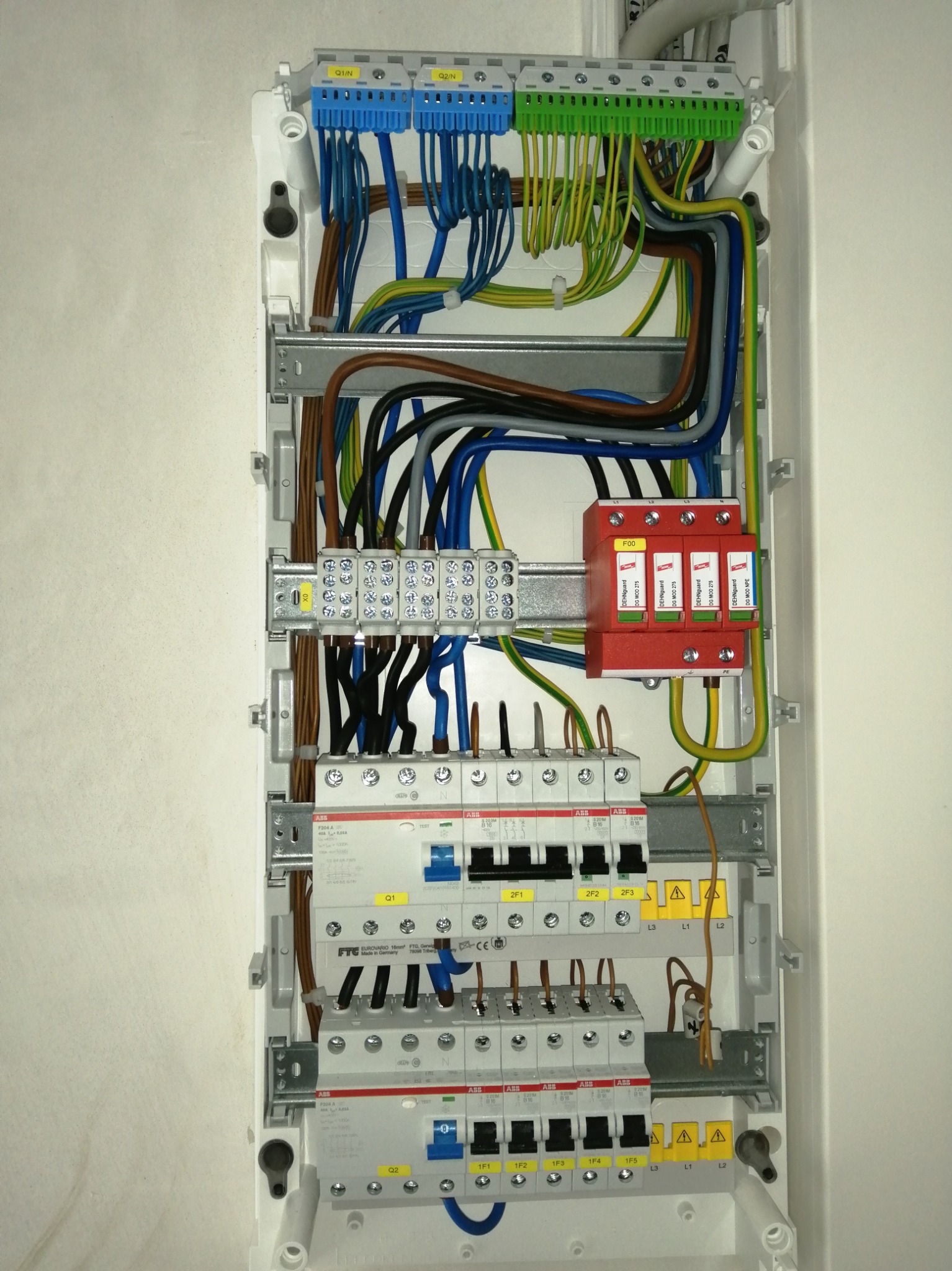 Podłączona skrzynka elektryczna w mieszkaniu przed złożeniem dekla.