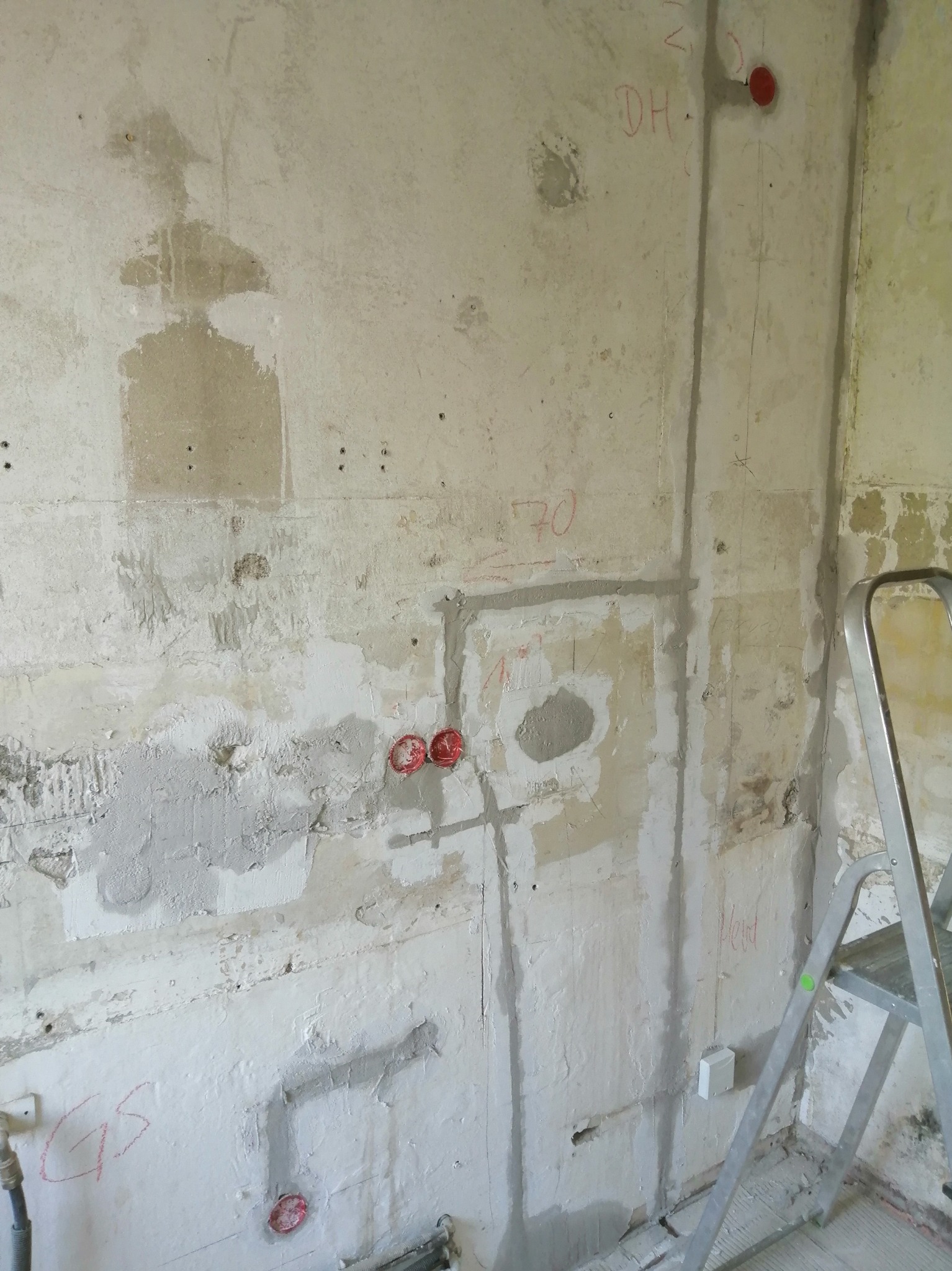 Poprowadzona instalacja podtynkowa w kuchni.