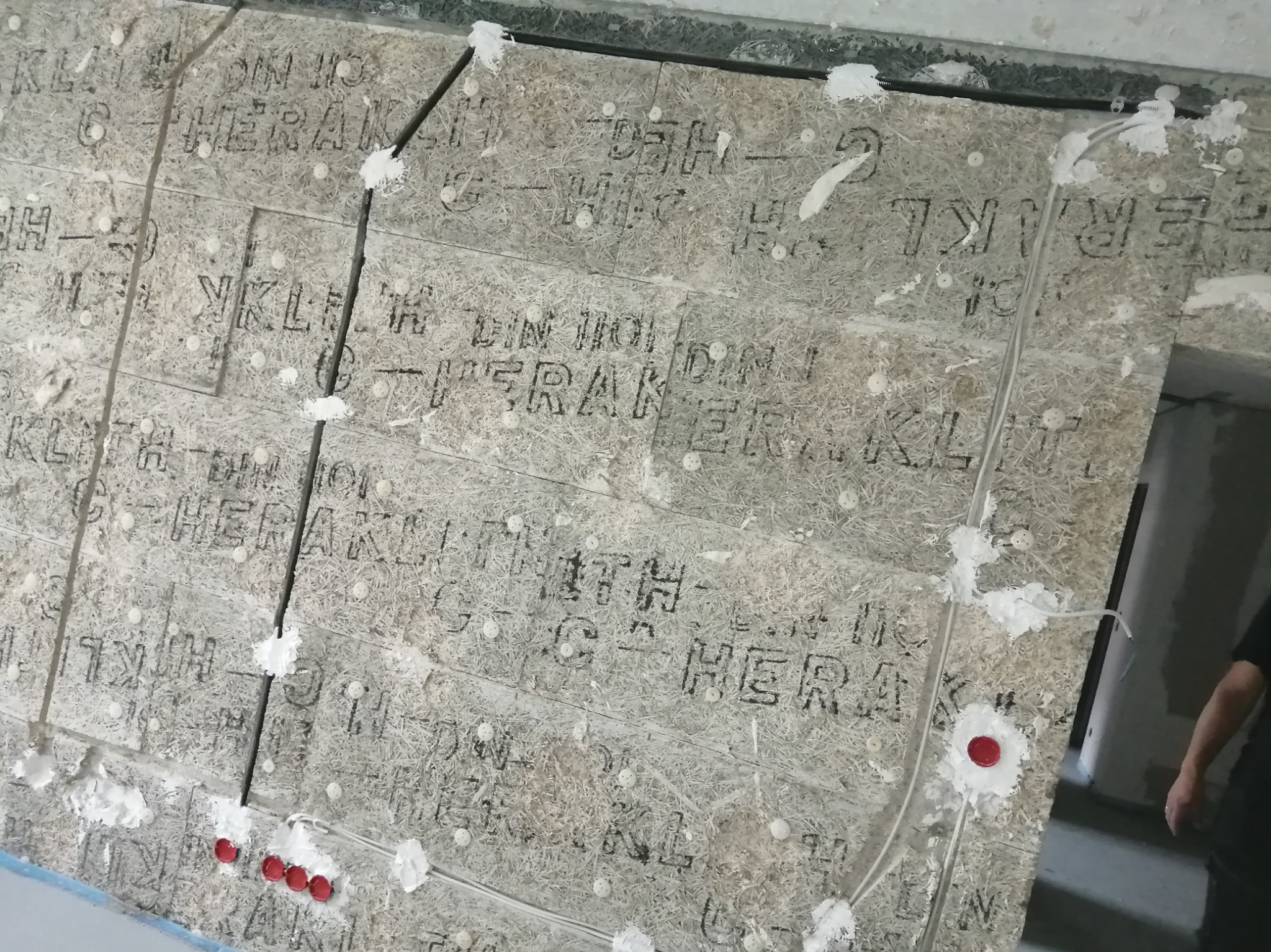 Przewody elektryczne zamocowane do ściany z płyt Heraklith, zabezpieczone pianką montażową. Realizacja z Turek.