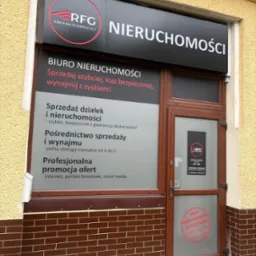Fasada biura nieruchomości RFG w Szczecinie. Tablica z logo, okno z ofertami sprzedaży i wynajmu, naklejka 'Skup nieruchomości za gotówkę'.