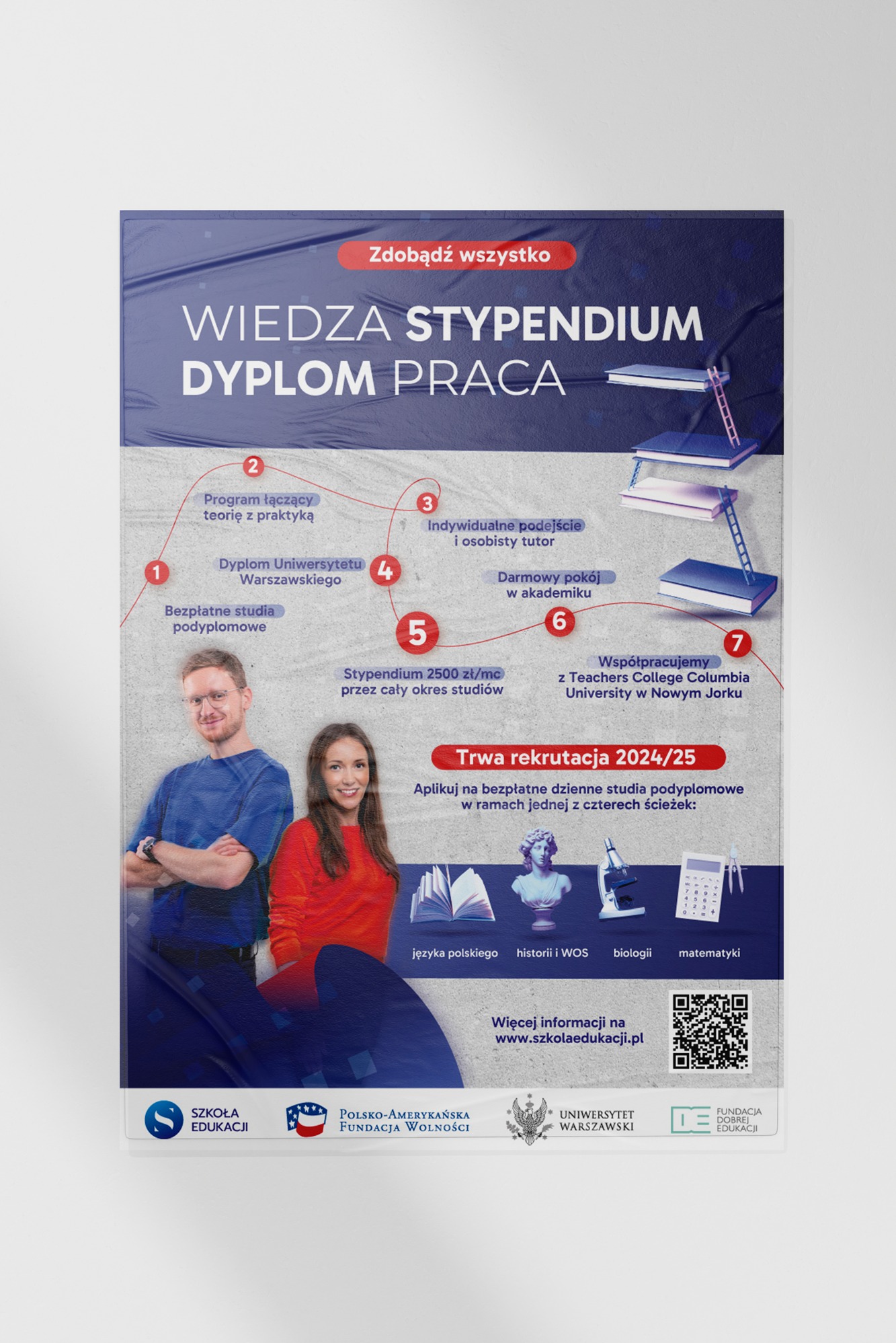 Plakat informacyjny o bezpłatnych studiach podyplomowych z ofertą stypendium, z wizerunkiem uśmiechniętej kobiety i mężczyzny. Rekrutacja 2024/25.