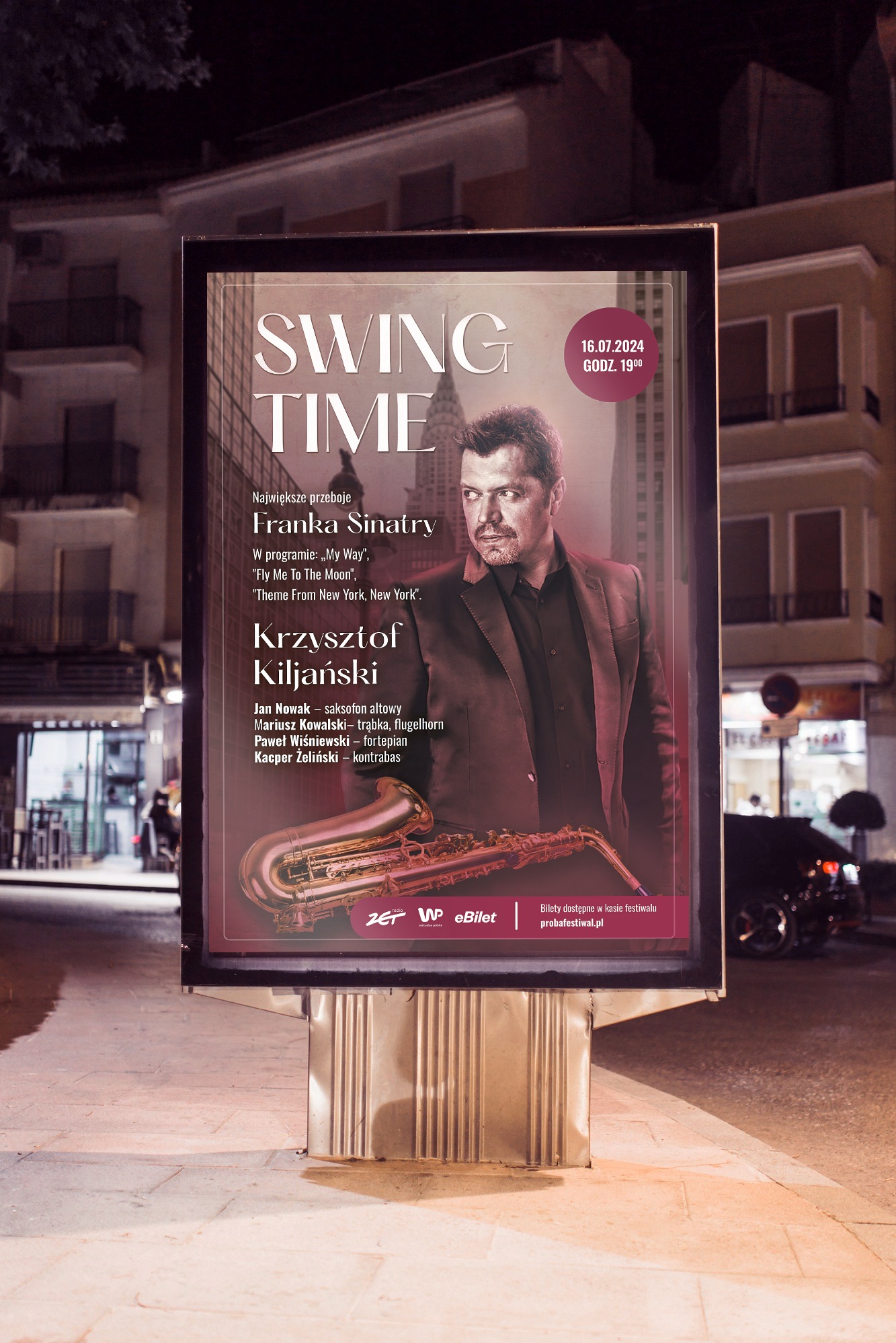 Plakat wydarzenia 'Swing Time' z Krzysztofem Kiljańskim, prezentujący repertuar Franka Sinatry, umieszczony na ulicznym nośniku reklamowym nocą.