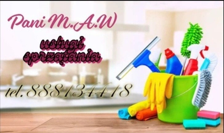 Grafika z nazwą firmy 'Pani M.A.W usługi sprzątania' i numerem telefonu, obok wiadro ze środkami czystości, ściągaczka i gąbki na tle rozmytej kuchni.
