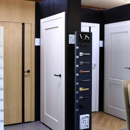 MDR SALON DRZWI PODŁÓG PŁYTEK SPÓŁKA Z OGRANICZONĄ ODPOWIEDZIALNOŚCIĄ - Ekspozycja drzwi wewnętrznych i klamek w salonie. Widoczne modele w różnych stylach, od klasycznych po nowoczesne, wraz z katalogami klamek.