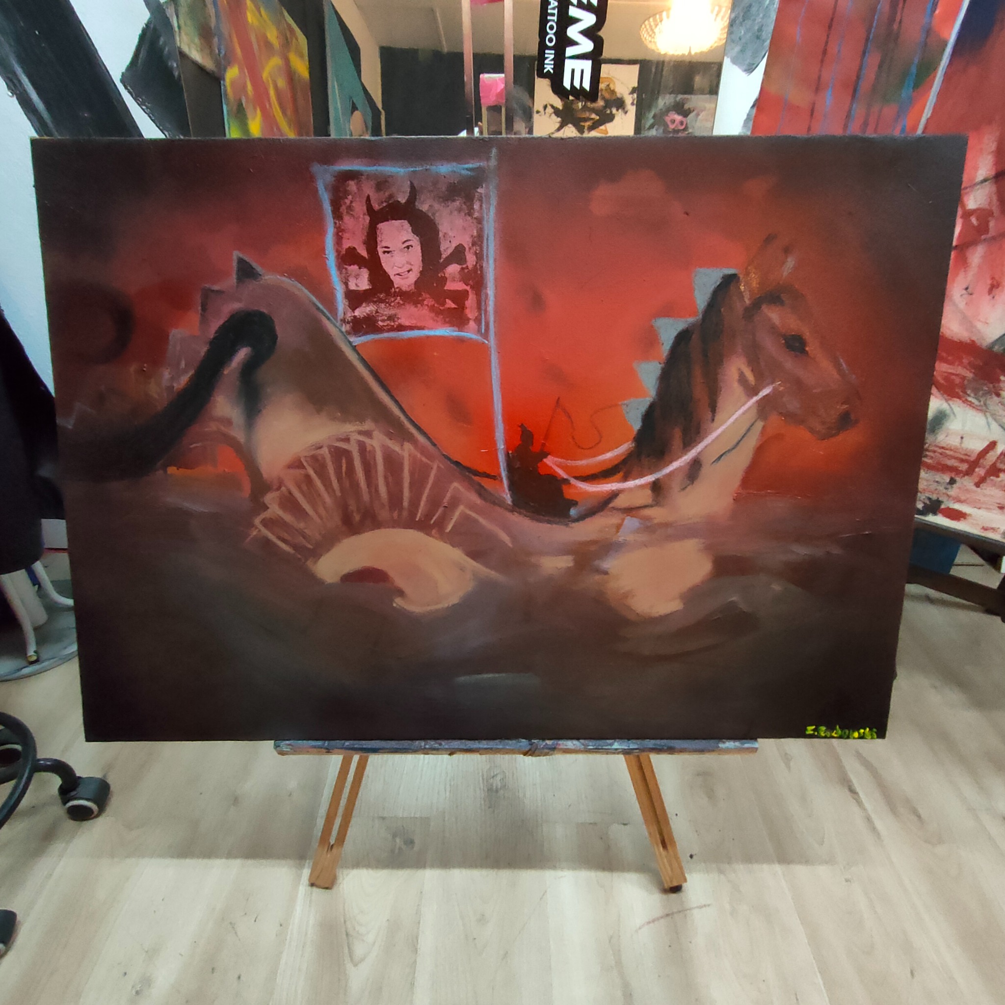 Obraz olejny na płótnie przedstawiający fantastycznego konia morskiego i postać w tle. Na górze obrazu wizerunek kobiety z rogami. Całość w ciepłej, czerwono-brązowej tonacji.