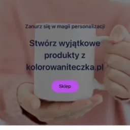 Strona internetowa kolorowaniteczka.pl z ofertą personalizowanych produktów. Na dole widoczna biała koszulka z naszywkami na drewnianym tle.