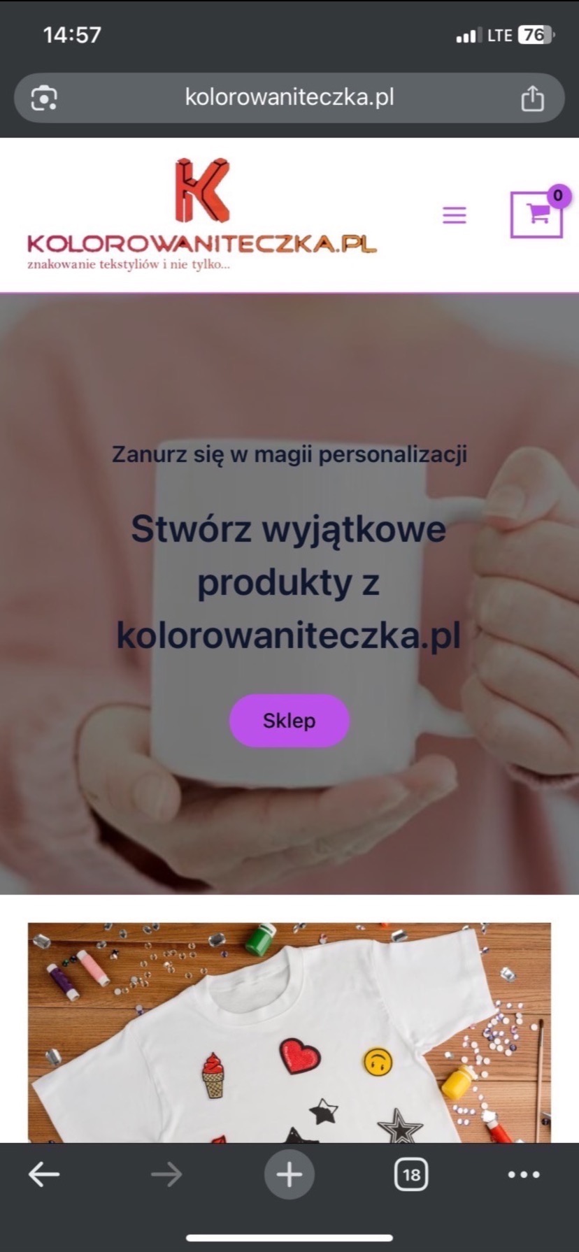 Strona internetowa kolorowaniteczka.pl z ofertą personalizowanych produktów. Na dole widoczna biała koszulka z naszywkami na drewnianym tle.