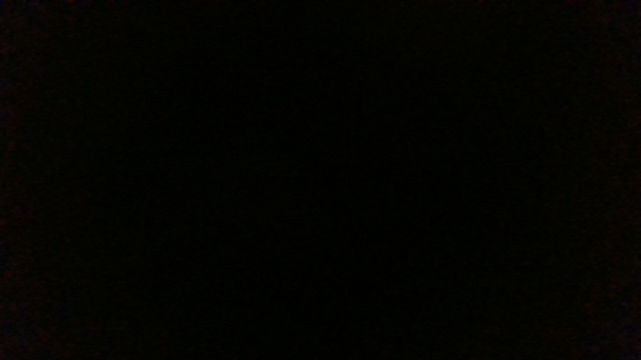 Ciemne zdjęcie bez widocznych szczegółów. Brak możliwości identyfikacji obiektów lub czynności. Niska jakość i brak wartości informacyjnej.