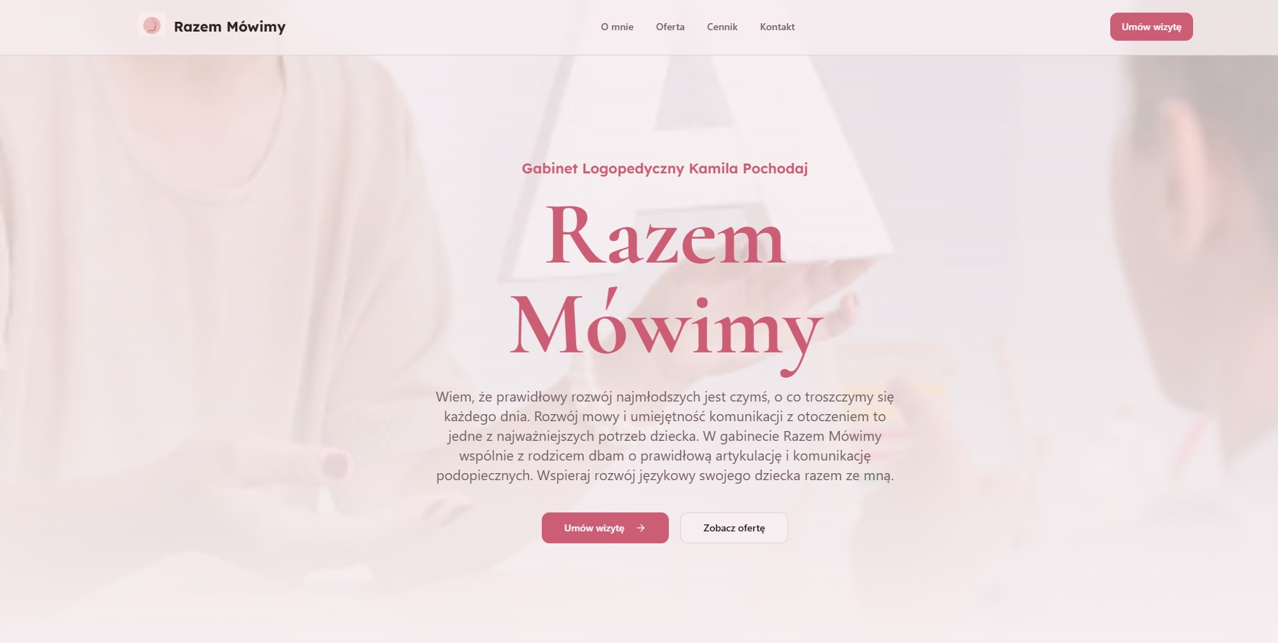 Projekt strony internetowej gabinetu logopedycznego Razem Mówimy z delikatnym, pastelowym designem i czytelną typografią. Widoczne menu i przyciski CTA.