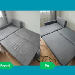 Szara rozkładana kanapa: widok przed i po czyszczeniu. Po lewej stronie widoczne plamy, po prawej - czysta tapicerka. Ujęcie z góry, w tle ściana i okno.