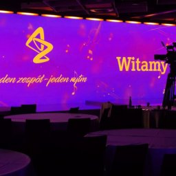 Operator kamery na konferencji medycznej.