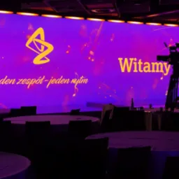 Operator kamery na konferencji medycznej.