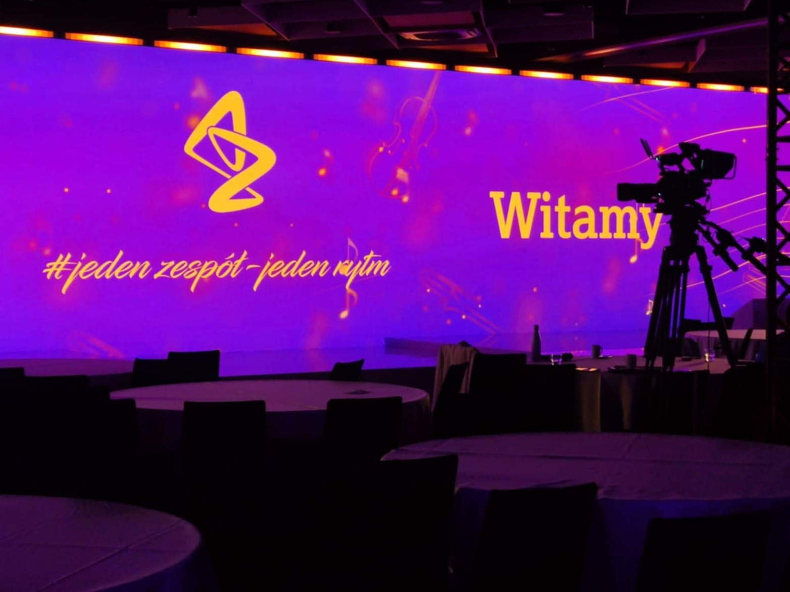 Operator kamery na konferencji medycznej.