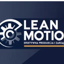 Grafika z napisem 'Lean Motion' i hasłem 'Efektywna produkcja i zarządzanie', z symbolem koła zębatego po lewej stronie, na granatowym tle.
