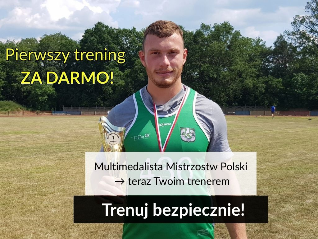 Multimedalista Mistrzostw Polski z medalem i pucharem na tle boiska, oferujący pierwszy trening za darmo. Trener personalny.