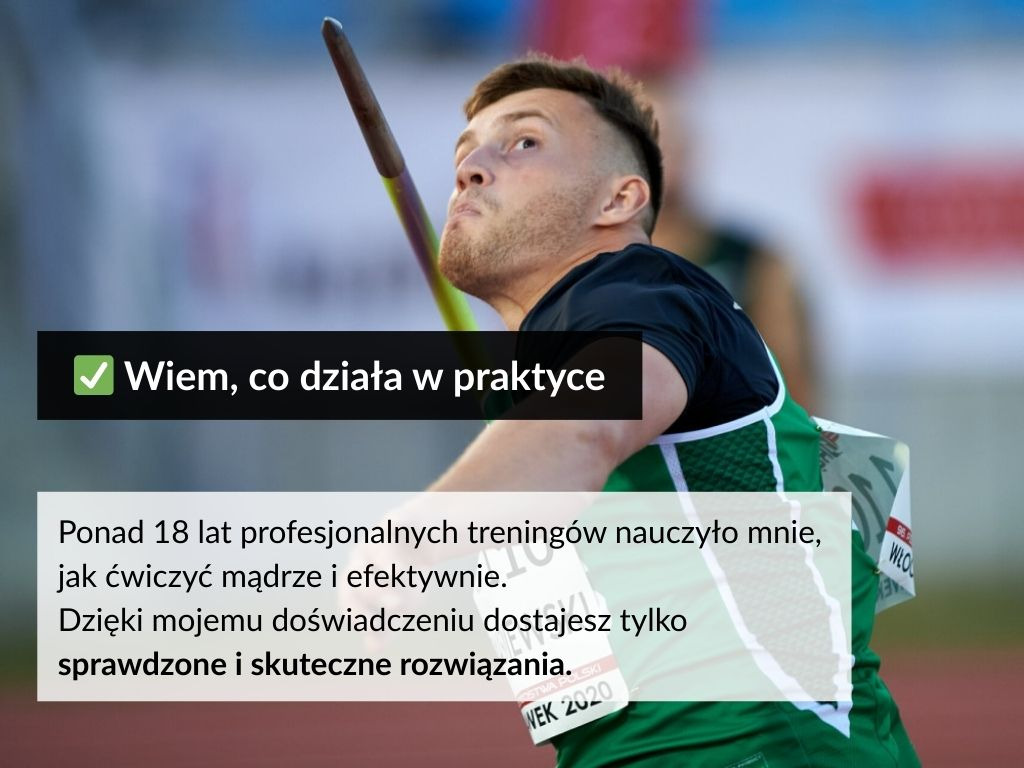 Młody mężczyzna w stroju sportowym przygotowuje się do rzutu oszczepem na tle stadionu. Widoczny tekst reklamowy trenera personalnego.