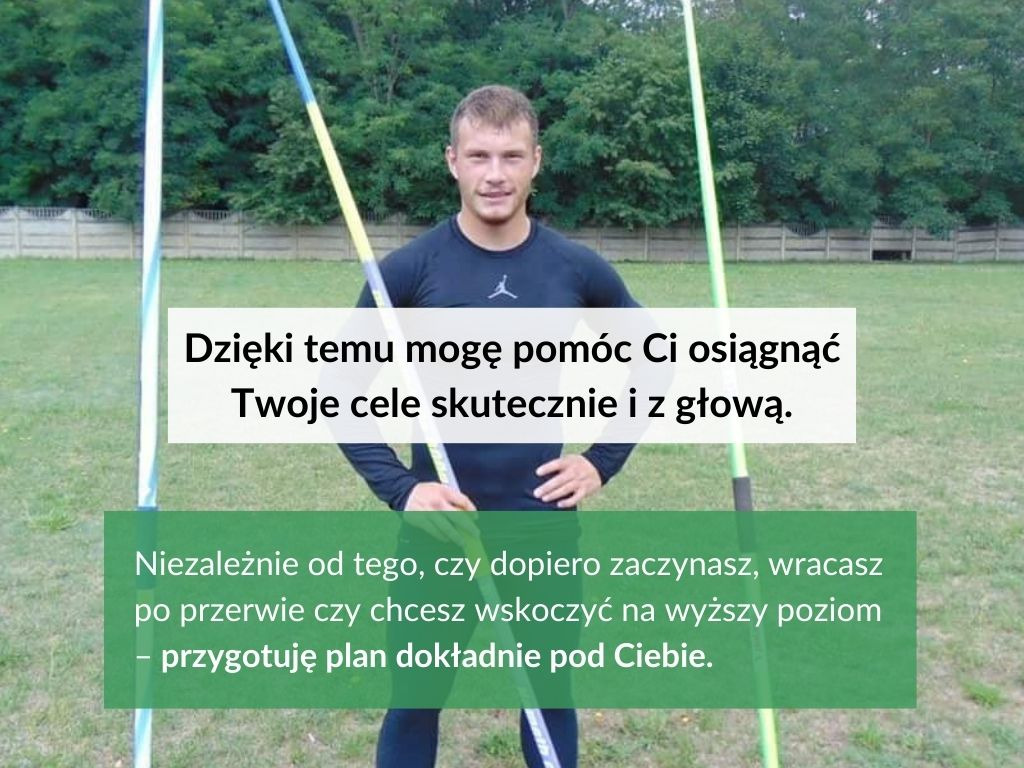 Uśmiechnięty mężczyzna w czarnej koszulce sportowej stoi na trawie z oszczepami. Reklama trenera personalnego z tekstem o planie treningowym.