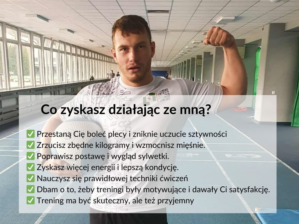 Mężczyzna z piłką lekarską prezentuje biceps na tle sali treningowej. Grafika z benefitami współpracy z trenerem.