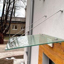 zadaszenie szklane nad drzwiami wejściowymi