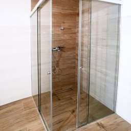 Prysznic na wymiar z narożnymi drzwiami