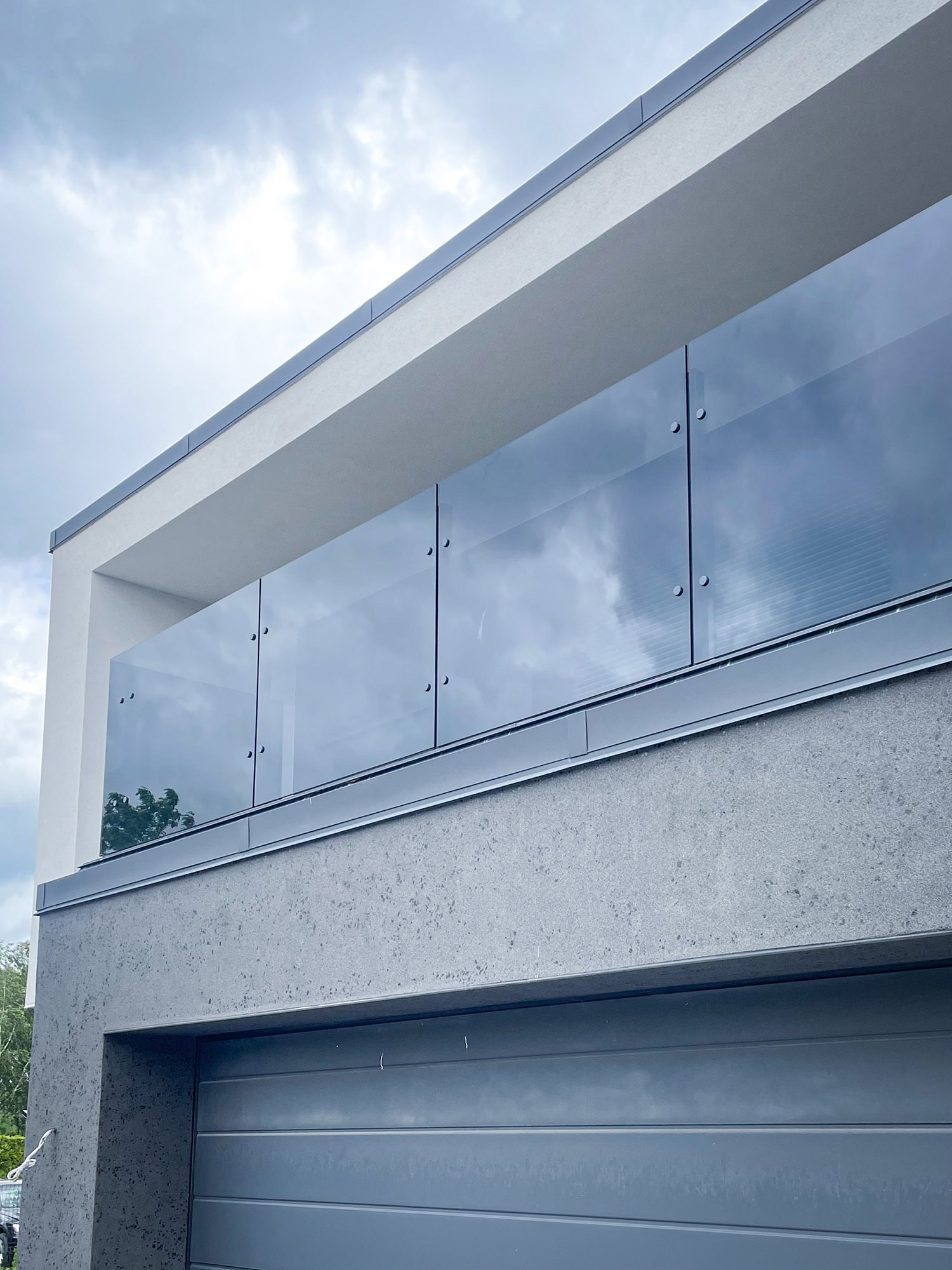 Balustrada z grafitowego szkła bezpiecznego 10 mm.