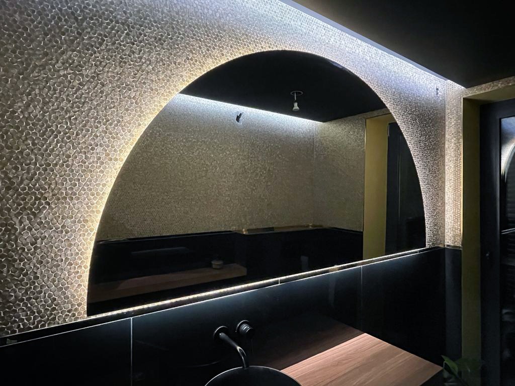 Lustro półkole z podświetleniem LED