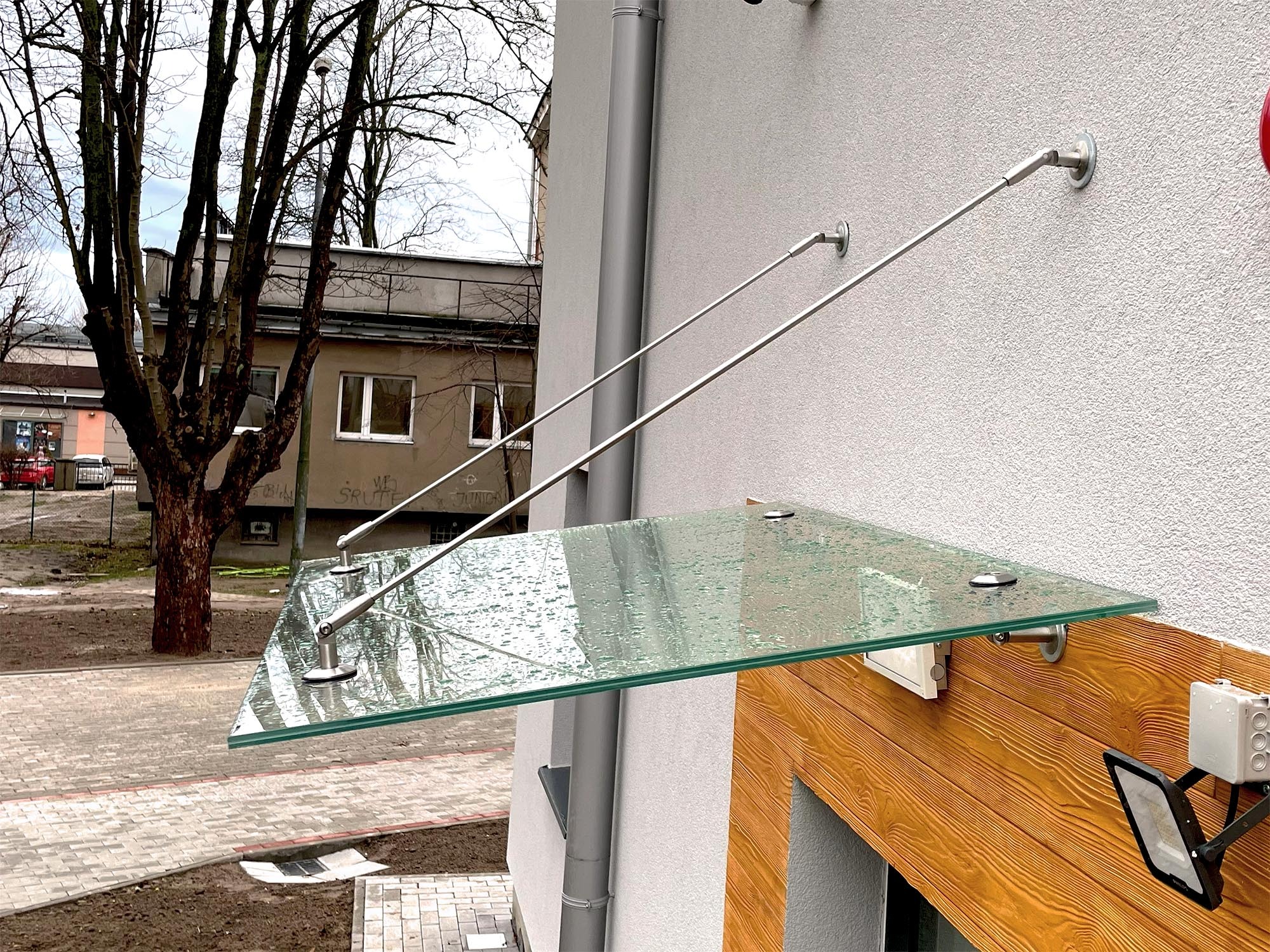 zadaszenie szklane nad drzwiami wejściowymi