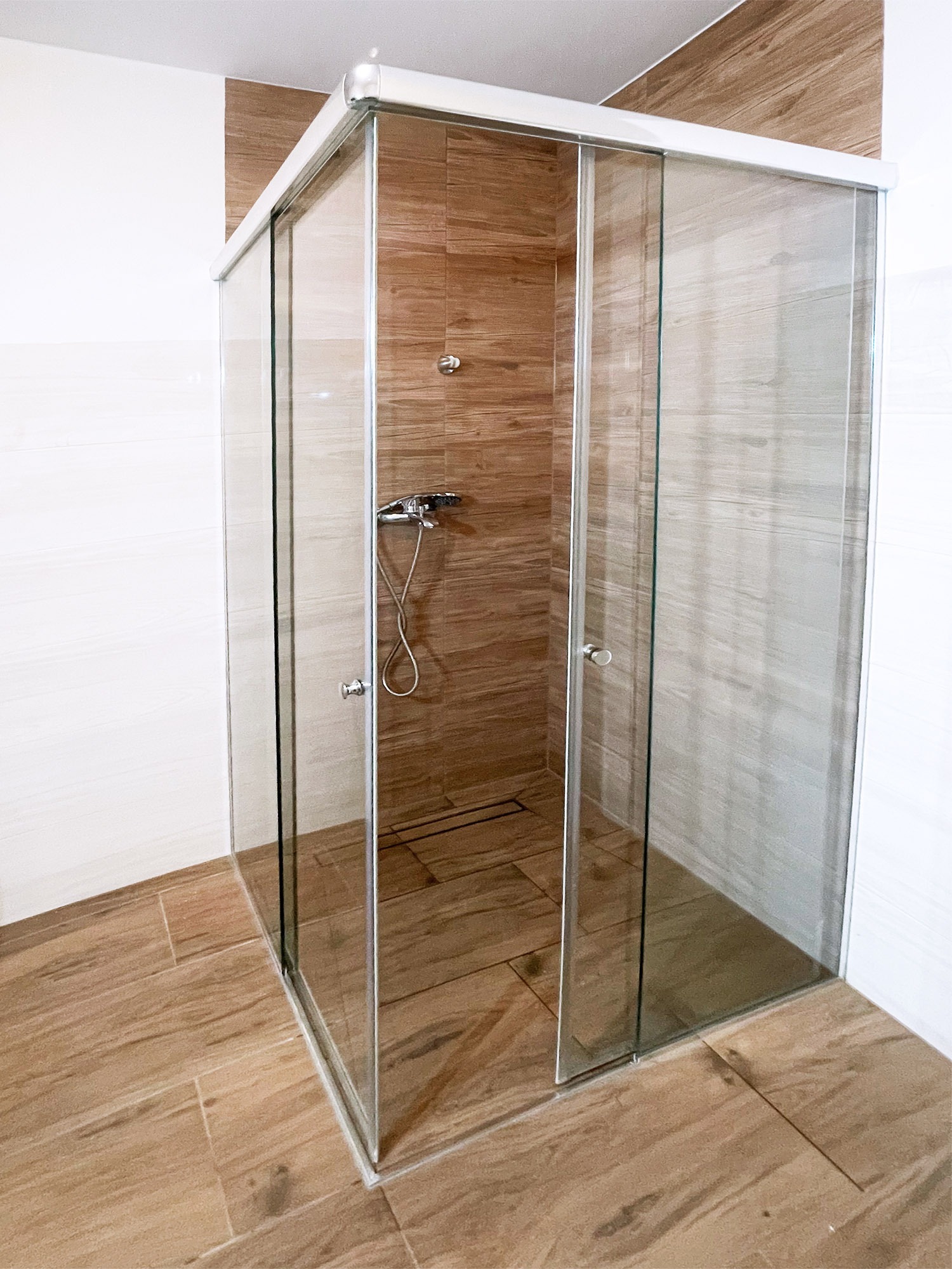 Prysznic na wymiar z narożnymi drzwiami