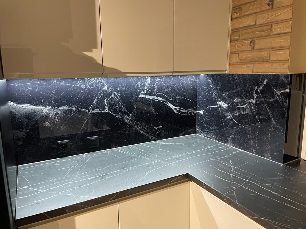 Szklany panel do kuchni z nadrukiem