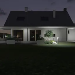 Oświetlony ogród nocą z nowoczesnym domem w tle. Minimalistyczne lampy ogrodowe podkreślają zieleń i architekturę. Widoczne donice z roślinami i zadbany trawnik.