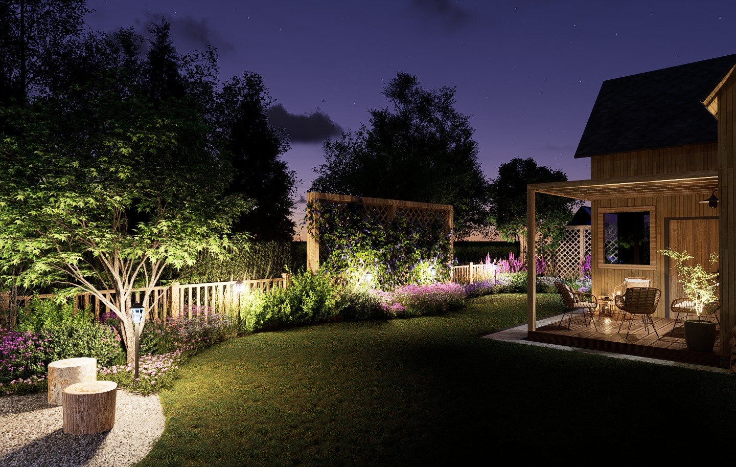 Oświetlony ogród nocą z drewnianym domkiem, pergolą i kwitnącymi rabatami. Lampy ogrodowe podkreślają roślinność i architekturę, tworząc przytulną atmosferę.