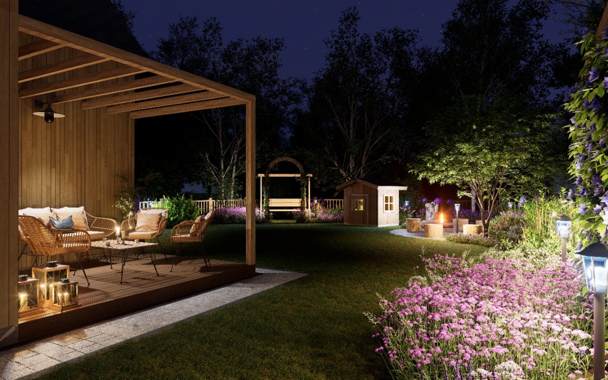 Oświetlony ogród nocą z drewnianą altaną, meblami rattanowymi, huśtawką, domkiem dla dzieci i ogniskiem. Kwiaty w odcieniach różu i fioletu dodają uroku.