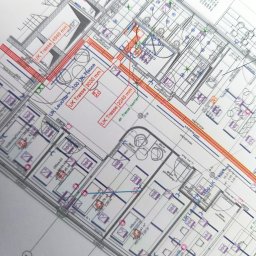 ENCEL ELECTRO SPÓŁKA Z OGRANICZONĄ ODPOWIEDZIALNOŚCIĄ - Plan architektoniczny z naniesionymi instalacjami, widoczne oznaczenia tras kablowych, punktów oświetleniowych i wymiarów pomieszczeń biurowych.