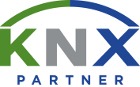Logo KNX Partner z zielono-niebieskim łukiem, szarym napisem KNX i niebieskim napisem PARTNER. Grafika na białym tle.