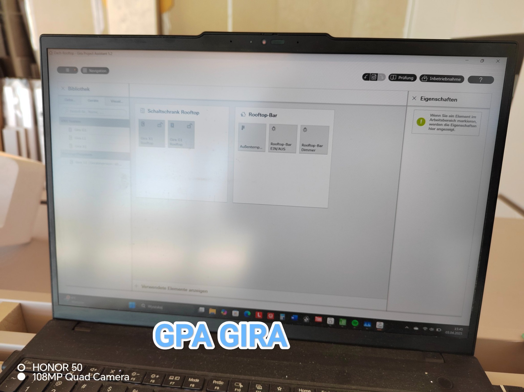 Laptop z otwartym programem Gira Project Assistant 5.2 prezentującym konfigurację inteligentnego domu w Poniatowej, z elementami sterowania oświetleniem Rooftop-Bar.