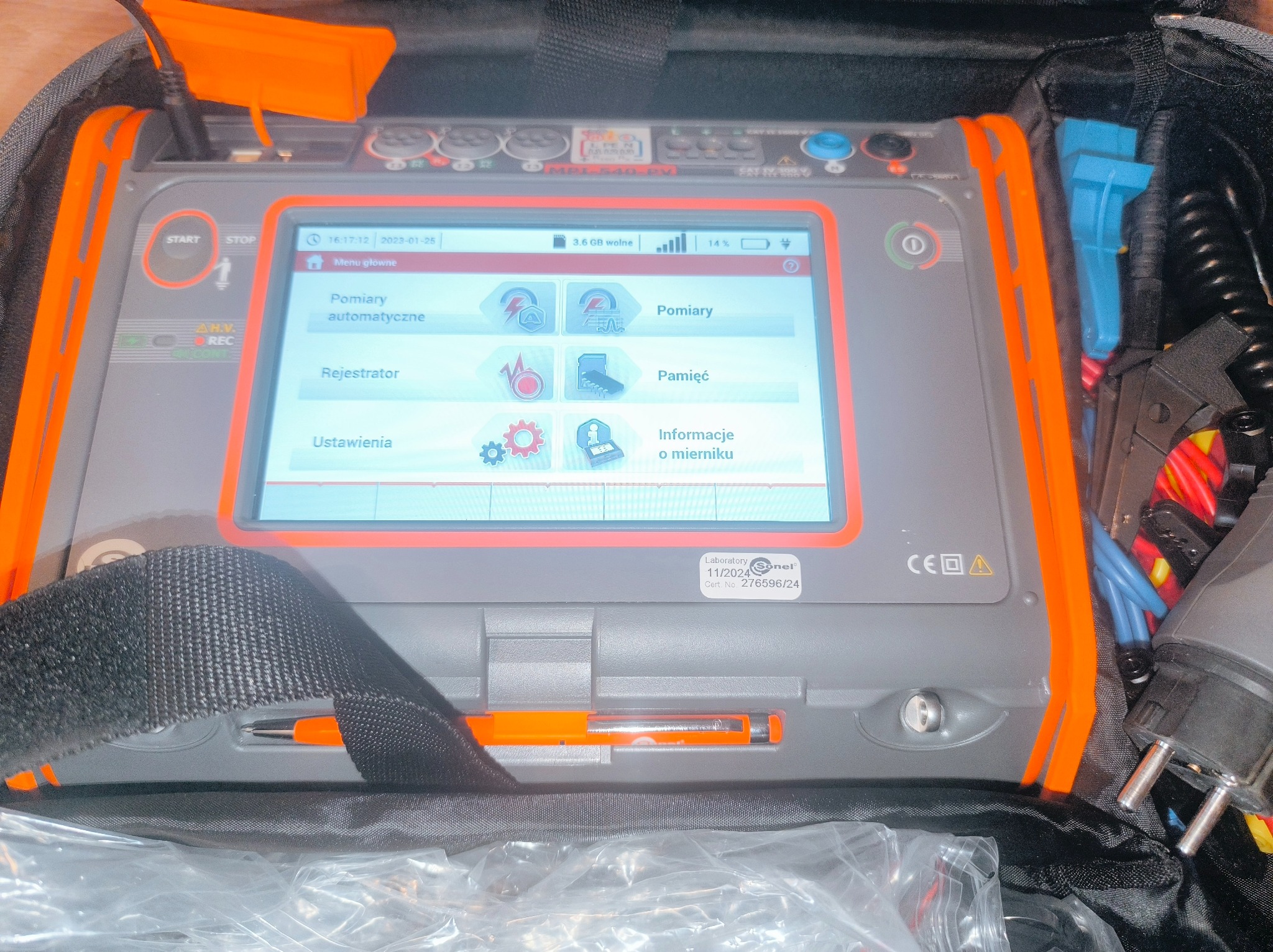 Miernik Sonel MPL-540-PV w torbie, ekran pokazuje menu główne z opcjami: Pomiary automatyczne, Rejestrator, Ustawienia, Pomiary, Pamięć, Informacje o mierniku.