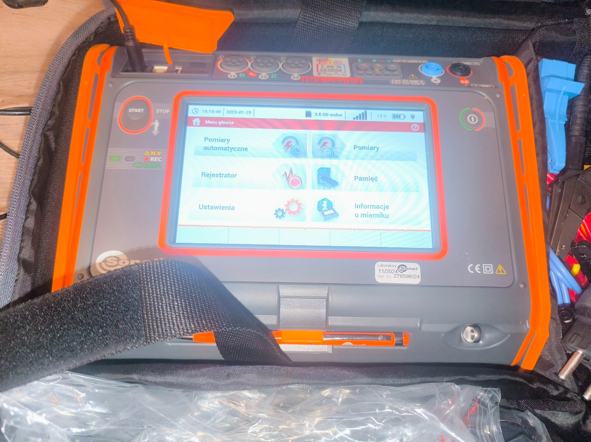 Miernik elektryczny Sonel w torbie transportowej, widoczny ekran z menu pomiarów. Sprzęt do pomiarów elektrycznych w Poniatowej.
